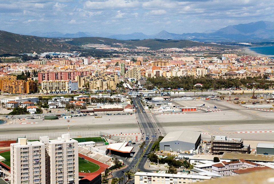 Το πιο επικίνδυνο αεροδρόμιο του κόσμου [εικόνες] | iefimerida.gr 1