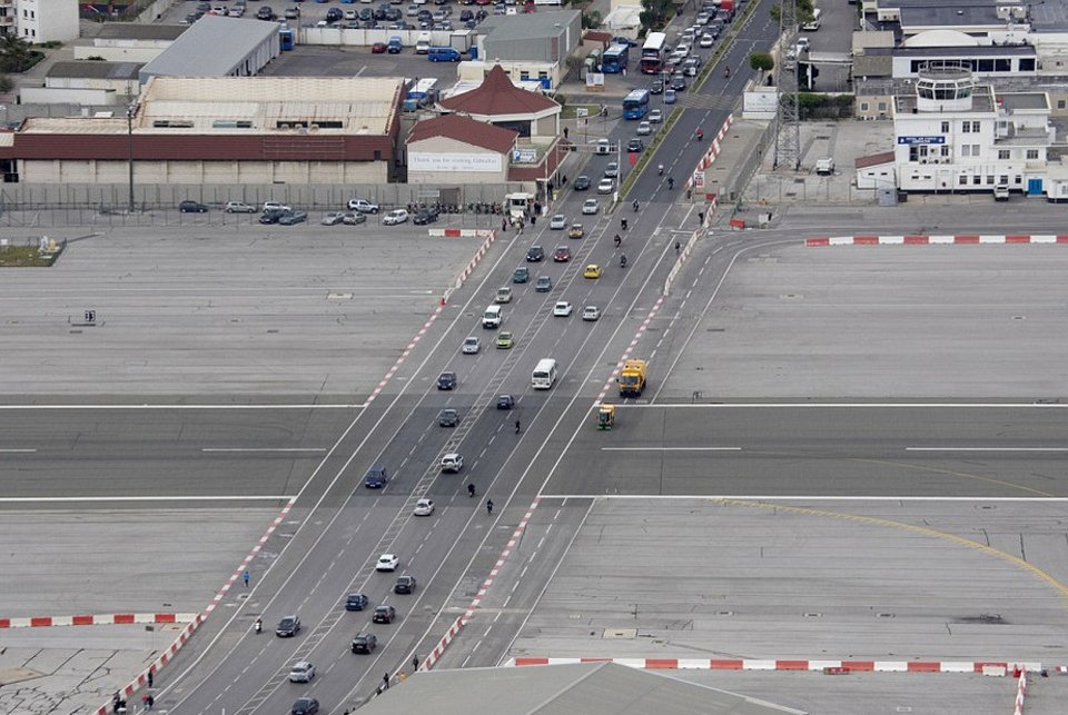 Το πιο επικίνδυνο αεροδρόμιο του κόσμου [εικόνες] | iefimerida.gr 3