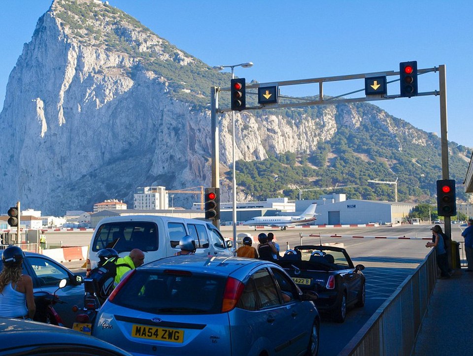 Το πιο επικίνδυνο αεροδρόμιο του κόσμου [εικόνες] | iefimerida.gr 5