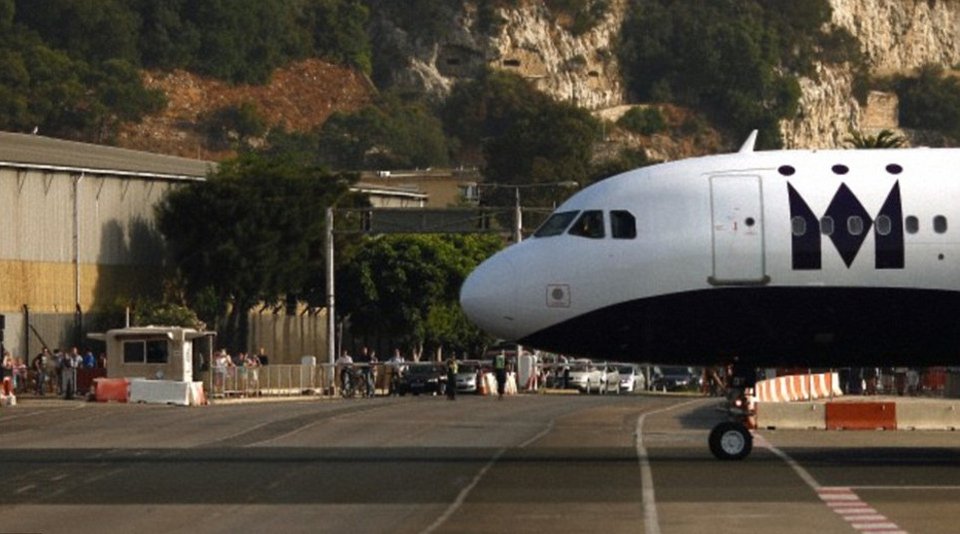 Το πιο επικίνδυνο αεροδρόμιο του κόσμου [εικόνες] | iefimerida.gr 6