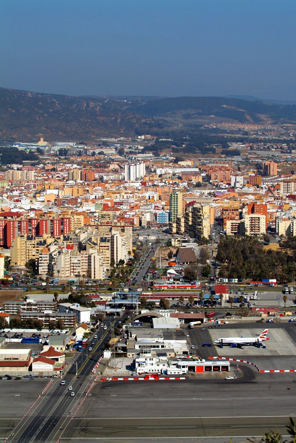 Το πιο επικίνδυνο αεροδρόμιο του κόσμου [εικόνες] | iefimerida.gr 7