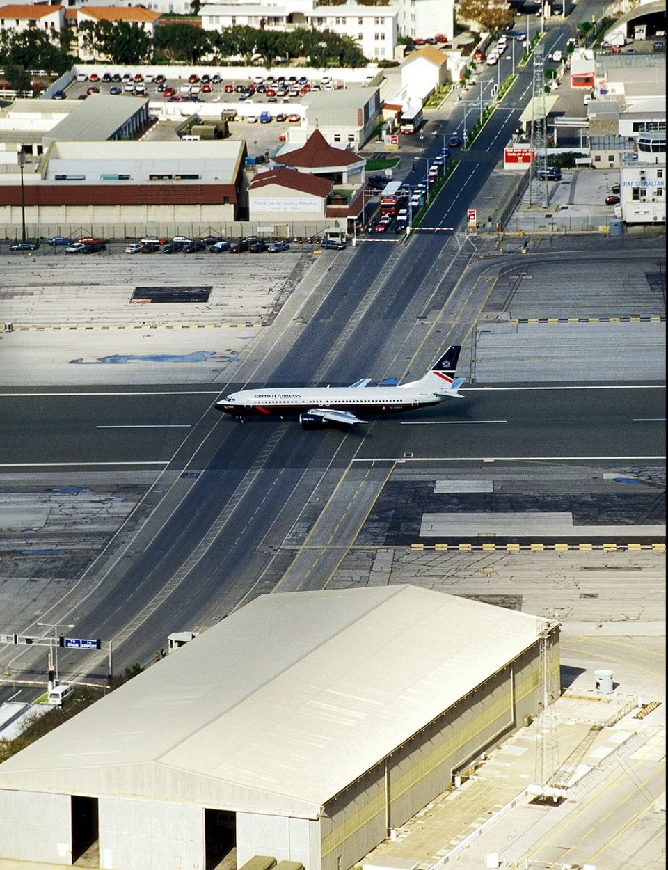 Το πιο επικίνδυνο αεροδρόμιο του κόσμου [εικόνες] | iefimerida.gr 8