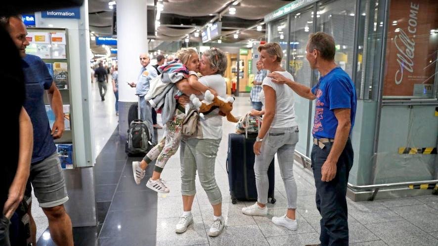 Αγκαλιές και φιλιά όταν όλα είχαν πάει καλά