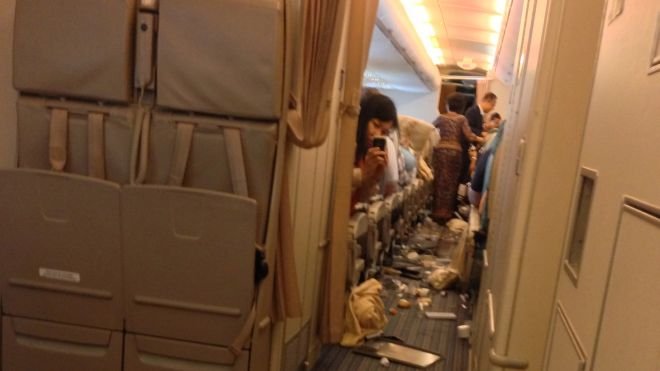 Το αεροπλάνο γέμισε καφέδες και κρουασάν -Ενα κενό αέρος προκάλεσε τον πανικό [εικόνες] | iefimerida.gr 1