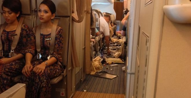 Το αεροπλάνο γέμισε καφέδες και κρουασάν -Ενα κενό αέρος προκάλεσε τον πανικό [εικόνες] | iefimerida.gr 2