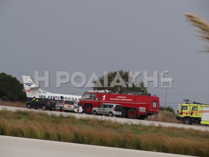 Τρόμος στη Ρόδο: Λάστιχο αεροσκάφους σκάει στην προσγείωση [εικόνες & βίντεο] | iefimerida.gr 0