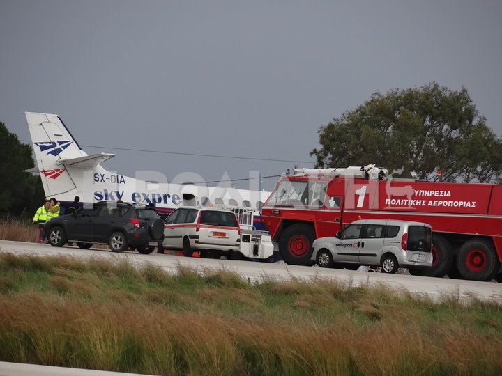 Τρόμος στη Ρόδο: Λάστιχο αεροσκάφους σκάει στην προσγείωση [εικόνες & βίντεο] | iefimerida.gr 2