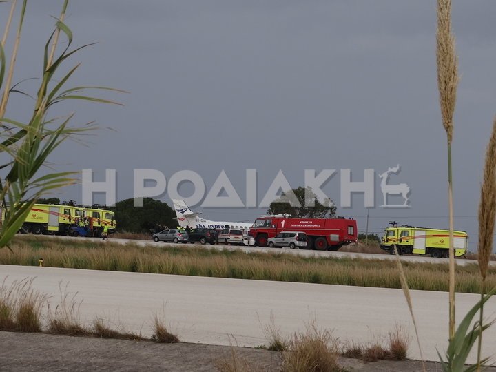 Τρόμος στη Ρόδο: Λάστιχο αεροσκάφους σκάει στην προσγείωση [εικόνες & βίντεο] | iefimerida.gr 5