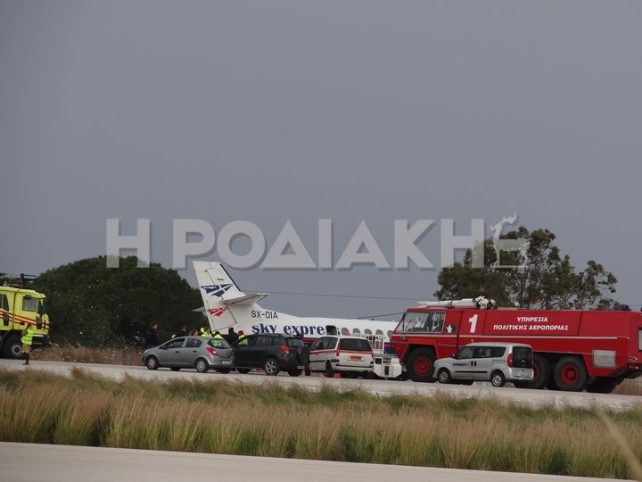 Τρόμος στη Ρόδο: Λάστιχο αεροσκάφους σκάει στην προσγείωση [εικόνες & βίντεο] | iefimerida.gr 8