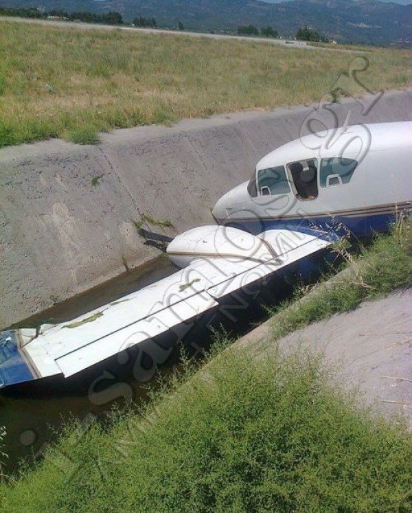 Αεροσκάφος με 4 επιβαίνοντες έπεσε σε χαντάκι στη Σάμο [εικόνες] | iefimerida.gr 1