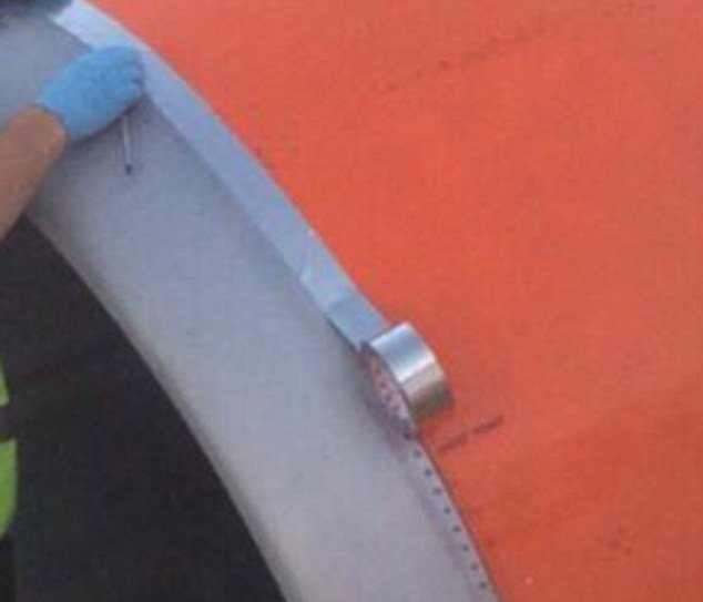 Σοκαρισμένος επιβάτης αεροπλάνου φωτογραφίζει υπάλληλο που στερεώνει τον κινητήρα με... ταινία! [εικόνες] | iefimerida.gr 1