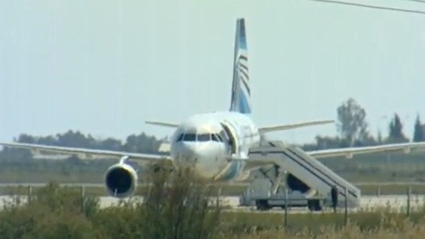 Αεροπειρατεία Κύπρου: Η δραματική στιγμή που επιβάτης πηδά από το παράθυρο του πιλοτηρίου [εικόνες & βίντεο] | iefimerida.gr 0