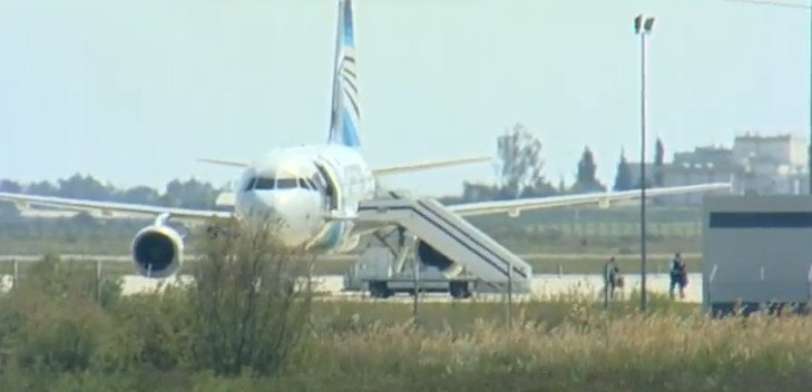 Αεροπειρατεία Κύπρου: Η δραματική στιγμή που επιβάτης πηδά από το παράθυρο του πιλοτηρίου [εικόνες & βίντεο] | iefimerida.gr 10