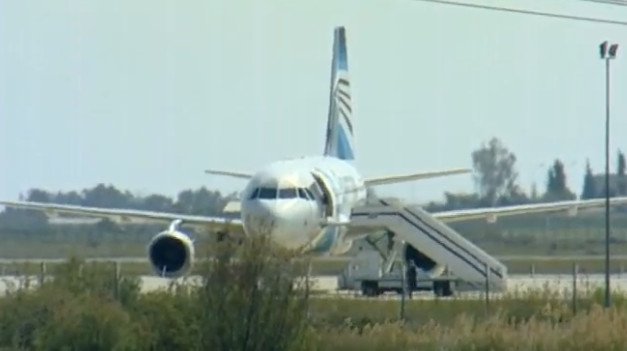 Αεροπειρατεία Κύπρου: Η δραματική στιγμή που επιβάτης πηδά από το παράθυρο του πιλοτηρίου [εικόνες & βίντεο] | iefimerida.gr 1