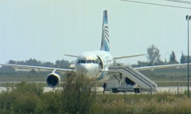 Αεροπειρατεία Κύπρου: Η δραματική στιγμή που επιβάτης πηδά από το παράθυρο του πιλοτηρίου [εικόνες & βίντεο] | iefimerida.gr 2