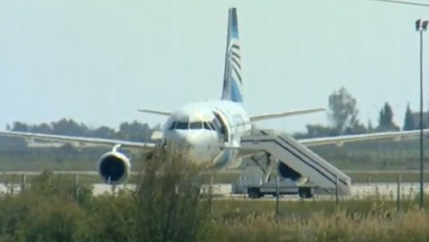 Αεροπειρατεία Κύπρου: Η δραματική στιγμή που επιβάτης πηδά από το παράθυρο του πιλοτηρίου [εικόνες & βίντεο] | iefimerida.gr 3