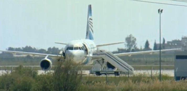 Αεροπειρατεία Κύπρου: Η δραματική στιγμή που επιβάτης πηδά από το παράθυρο του πιλοτηρίου [εικόνες & βίντεο] | iefimerida.gr 4