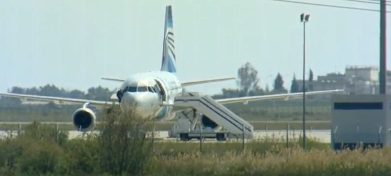 Αεροπειρατεία Κύπρου: Η δραματική στιγμή που επιβάτης πηδά από το παράθυρο του πιλοτηρίου [εικόνες & βίντεο] | iefimerida.gr 5