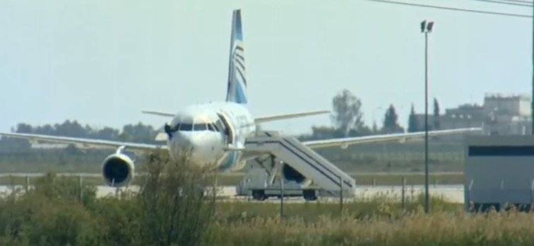 Αεροπειρατεία Κύπρου: Η δραματική στιγμή που επιβάτης πηδά από το παράθυρο του πιλοτηρίου [εικόνες & βίντεο] | iefimerida.gr 6