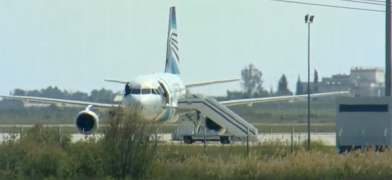 Αεροπειρατεία Κύπρου: Η δραματική στιγμή που επιβάτης πηδά από το παράθυρο του πιλοτηρίου [εικόνες & βίντεο] | iefimerida.gr 7