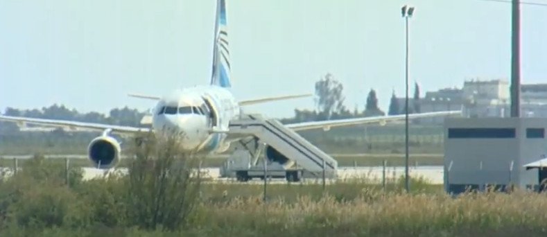 Αεροπειρατεία Κύπρου: Η δραματική στιγμή που επιβάτης πηδά από το παράθυρο του πιλοτηρίου [εικόνες & βίντεο] | iefimerida.gr 8
