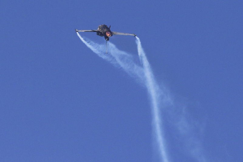 Περιστροφές στον αέρα από το F-16