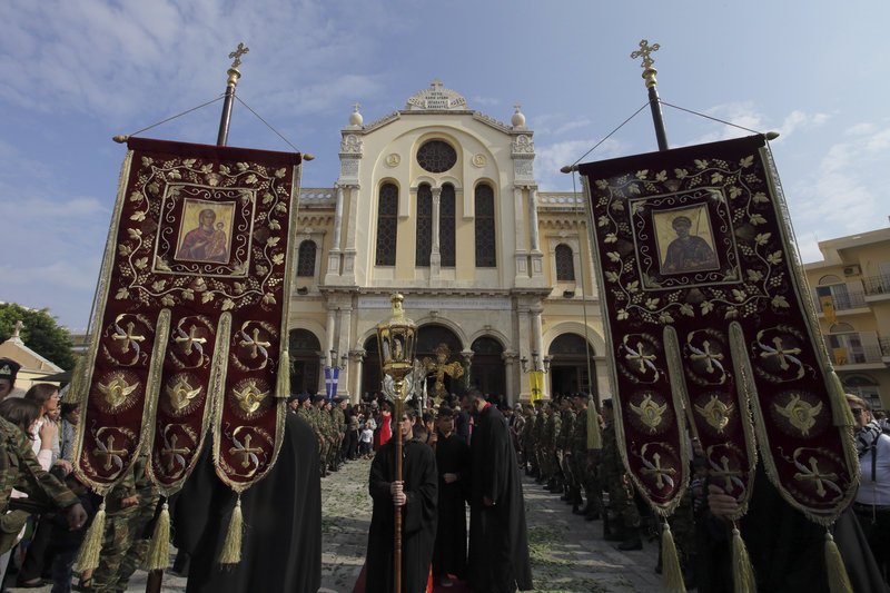 Μετά τον Όρθρο και τη Συνοδική Θεία Λειτουργία, ακολούθησε λιτανεία του ιερού λειψάνου του Αγίου