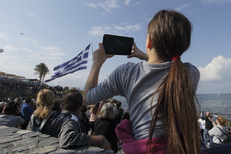 Πλήθος κόσμου συγκεντρώθηκε στο Ηράκλειο για τους εορτασμούς του Αγίου Μηνά