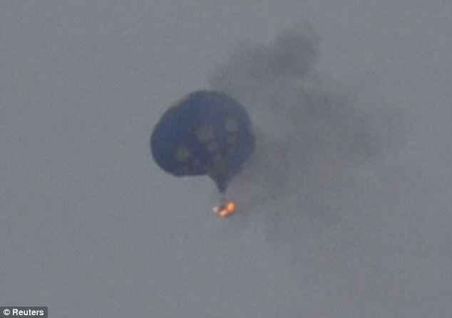 Αερόστατο τυλίχτηκε στις φλόγες και συνετρίβη -Απεγνωσμένες κραυγές βοήθειας από τους επιβαίνοντες  [εικόνες&βίντεο] | iefimerida.gr 0