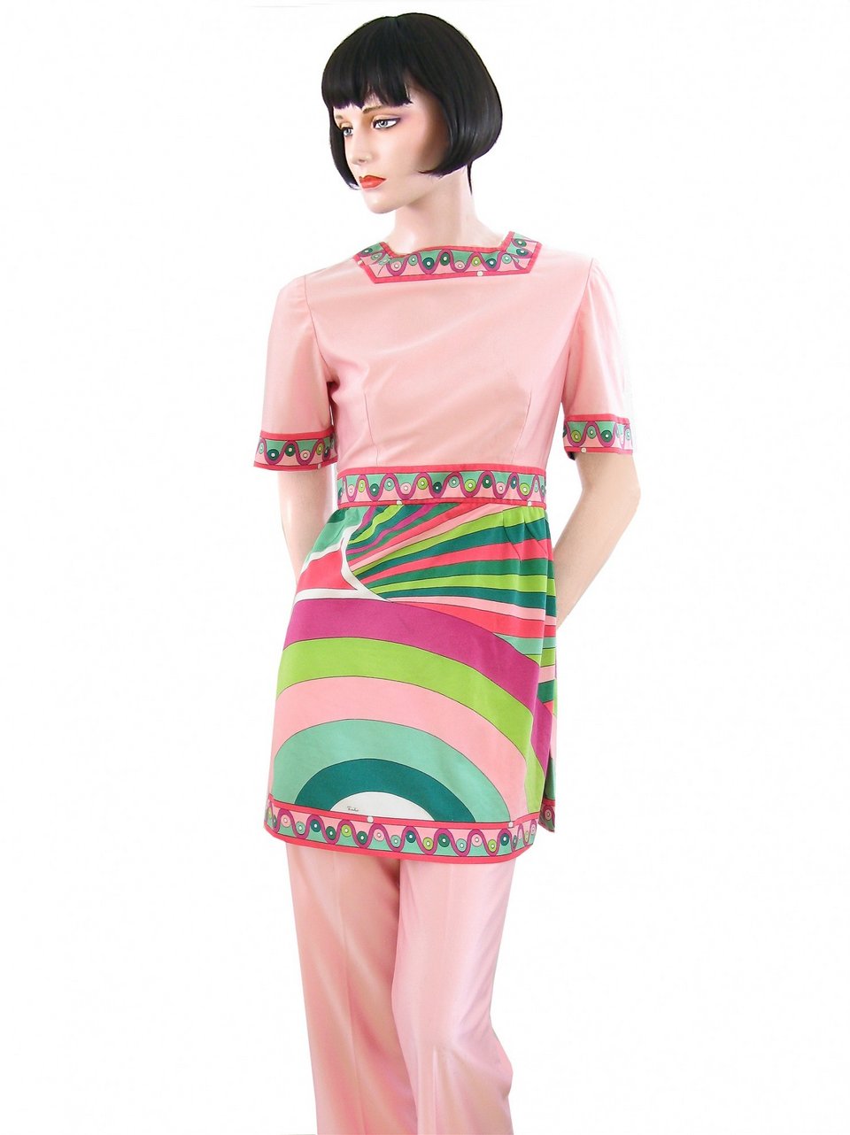 Οι πιο τρελές στολές αεροσυνοδών -Περίεργα σχέδια, απίθανα καπέλα και «έκρηξη» χρωμάτων [εικόνες] | iefimerida.gr 8