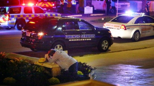 Συνελήφθη ο 21χρονος που φέρεται να σκότωσε 9 ανθρώπους στην εκκλησία Αφροαμερικανών [εικόνες]  | iefimerida.gr 6