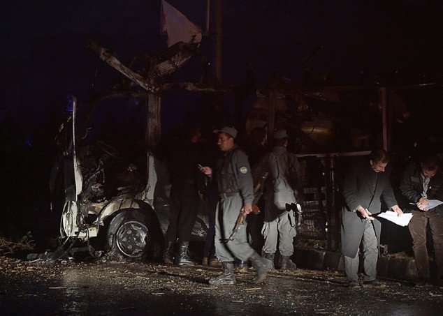 Επίθεση καμικάζι σε λεωφορείο με δημοσιογράφους -7 νεκροί, 20 τραυματίες [εικόνες]  | iefimerida.gr 3