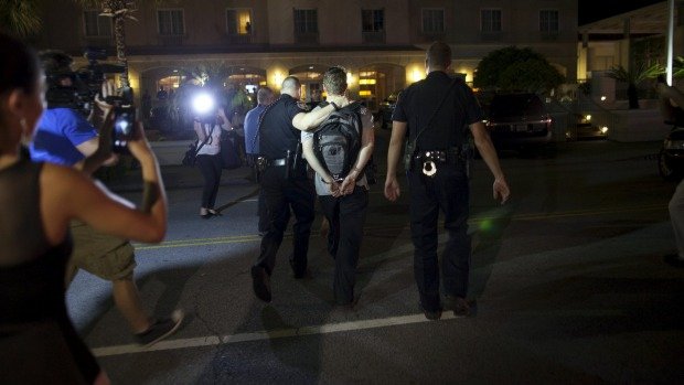 Συνελήφθη ο 21χρονος που φέρεται να σκότωσε 9 ανθρώπους στην εκκλησία Αφροαμερικανών [εικόνες]  | iefimerida.gr 1