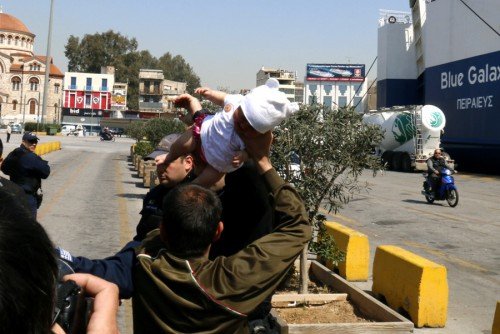 Τι δηλώνει ο Αφγανός που πήγε να πετάξει το μωρό στον άνδρα του λιμενικού [εικόνες] | iefimerida.gr 0