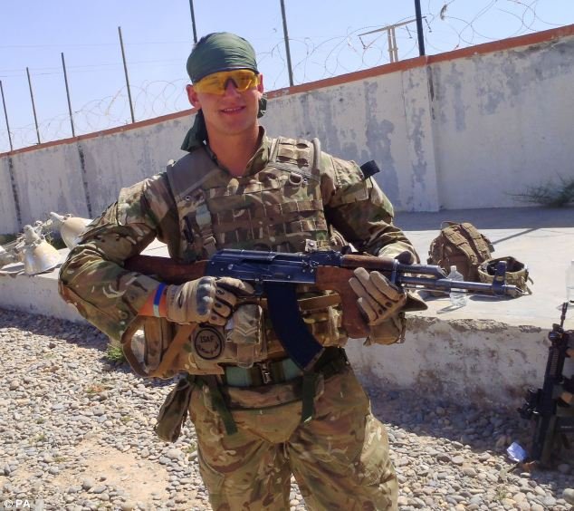 Αφγανός αστυνομικός σκοτώνει εν ψυχρώ έναν Βρετανό στρατιώτη λίγο μετά τη χαμογελαστή πόζα που είχαν μαζί [εικόνα] | iefimerida.gr 0