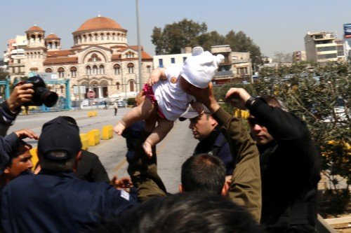 Τι δηλώνει ο Αφγανός που πήγε να πετάξει το μωρό στον άνδρα του λιμενικού [εικόνες] | iefimerida.gr 1