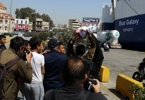 Τι δηλώνει ο Αφγανός που πήγε να πετάξει το μωρό στον άνδρα του λιμενικού [εικόνες] | iefimerida.gr 2