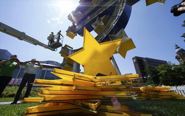 Εβγαλαν όλα τα αστέρια από το σήμα του Ευρώ στην ΕΚΤ λόγω... συντήρησης [εικόνες] | iefimerida.gr 1