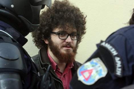 Ο αφάνας που κρατούσε την ντουντούκα της Ζωής Κωνσταντοπούλου, ανάμεσα στους προσαχθέντες για την εισβολή στο γραφείο Βαρβιτσιώτη [εικόνες] | iefimerida.gr 0