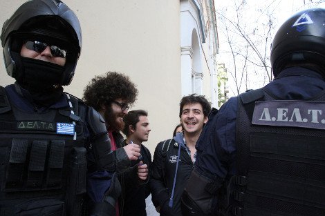 Ο αφάνας που κρατούσε την ντουντούκα της Ζωής Κωνσταντοπούλου, ανάμεσα στους προσαχθέντες για την εισβολή στο γραφείο Βαρβιτσιώτη [εικόνες] | iefimerida.gr 9