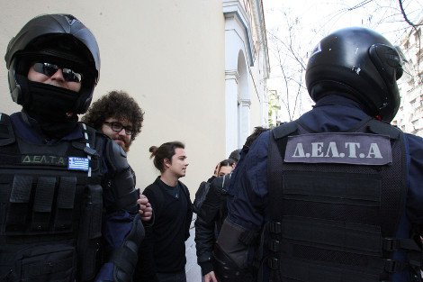 Ο αφάνας που κρατούσε την ντουντούκα της Ζωής Κωνσταντοπούλου, ανάμεσα στους προσαχθέντες για την εισβολή στο γραφείο Βαρβιτσιώτη [εικόνες] | iefimerida.gr 11