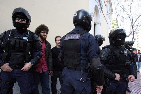 Ο αφάνας που κρατούσε την ντουντούκα της Ζωής Κωνσταντοπούλου, ανάμεσα στους προσαχθέντες για την εισβολή στο γραφείο Βαρβιτσιώτη [εικόνες] | iefimerida.gr 12