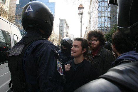 Ο αφάνας που κρατούσε την ντουντούκα της Ζωής Κωνσταντοπούλου, ανάμεσα στους προσαχθέντες για την εισβολή στο γραφείο Βαρβιτσιώτη [εικόνες] | iefimerida.gr 13