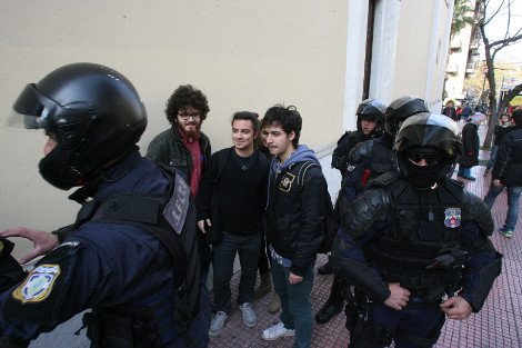 Ο αφάνας που κρατούσε την ντουντούκα της Ζωής Κωνσταντοπούλου, ανάμεσα στους προσαχθέντες για την εισβολή στο γραφείο Βαρβιτσιώτη [εικόνες] | iefimerida.gr 14