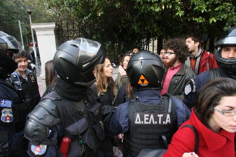 Ο αφάνας που κρατούσε την ντουντούκα της Ζωής Κωνσταντοπούλου, ανάμεσα στους προσαχθέντες για την εισβολή στο γραφείο Βαρβιτσιώτη [εικόνες] | iefimerida.gr 1