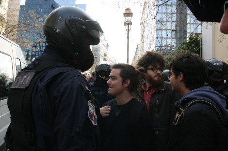 Ο αφάνας που κρατούσε την ντουντούκα της Ζωής Κωνσταντοπούλου, ανάμεσα στους προσαχθέντες για την εισβολή στο γραφείο Βαρβιτσιώτη [εικόνες] | iefimerida.gr 2