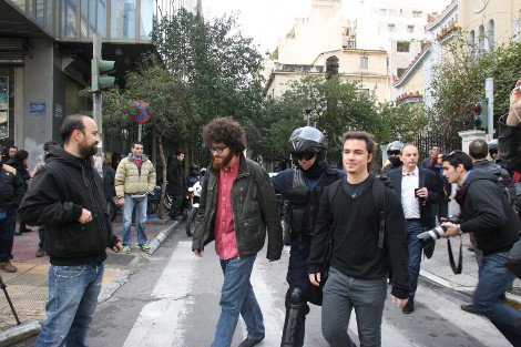 Ο αφάνας που κρατούσε την ντουντούκα της Ζωής Κωνσταντοπούλου, ανάμεσα στους προσαχθέντες για την εισβολή στο γραφείο Βαρβιτσιώτη [εικόνες] | iefimerida.gr 3