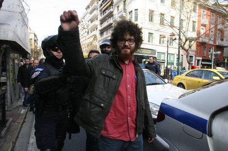 Ο αφάνας που κρατούσε την ντουντούκα της Ζωής Κωνσταντοπούλου, ανάμεσα στους προσαχθέντες για την εισβολή στο γραφείο Βαρβιτσιώτη [εικόνες] | iefimerida.gr 4