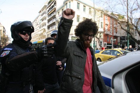 Ο αφάνας που κρατούσε την ντουντούκα της Ζωής Κωνσταντοπούλου, ανάμεσα στους προσαχθέντες για την εισβολή στο γραφείο Βαρβιτσιώτη [εικόνες] | iefimerida.gr 5