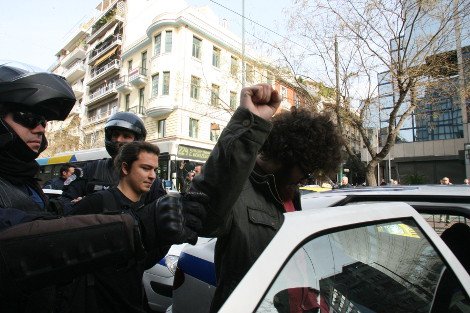 Ο αφάνας που κρατούσε την ντουντούκα της Ζωής Κωνσταντοπούλου, ανάμεσα στους προσαχθέντες για την εισβολή στο γραφείο Βαρβιτσιώτη [εικόνες] | iefimerida.gr 7